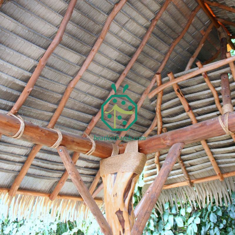 Vista interna do telhado de palha de palmeira artificial