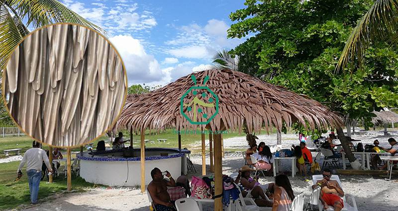 Aplicação de telhado de palha de folha de palmeira falso para vários parques comerciais, jardins, restaurante tiki paisagístico, guarda-sol