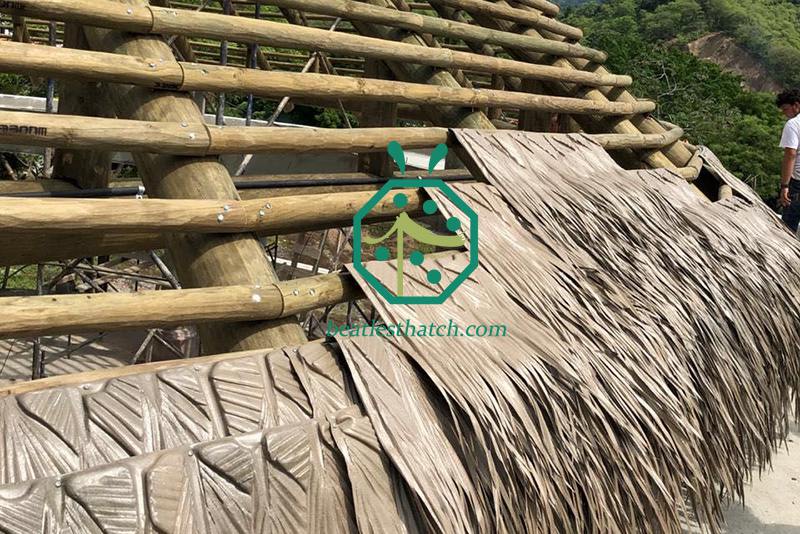 Telhado de palha sintético com folhas de palmeira viva usado para galpão de jardim, palapa de resort, restaurante tiki hut, parque temático bali hut, casa de praia, gazebo, construção de bangalôs sobre a água