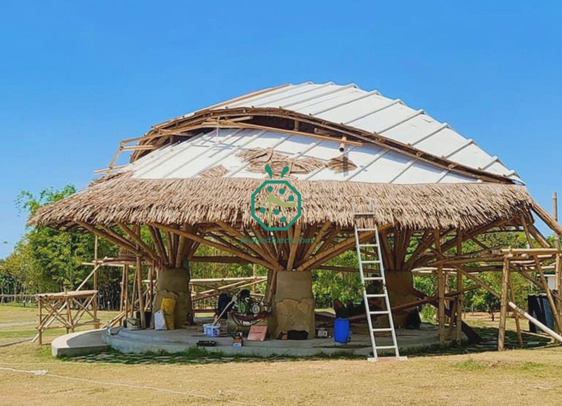 Construção de telhado de cabana de pátio Nipa usando telhas sintéticas Nipa