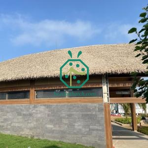 Painéis de telhado de palha estilo bangalô falso nas Comores