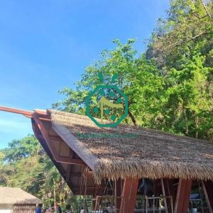Materiais para telhado de palha falsa de cabana de praia em Barbados