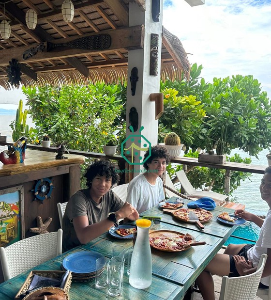 Telhado de folha de palmeira falsa para Puerto Galera na Ilha de Mindoro